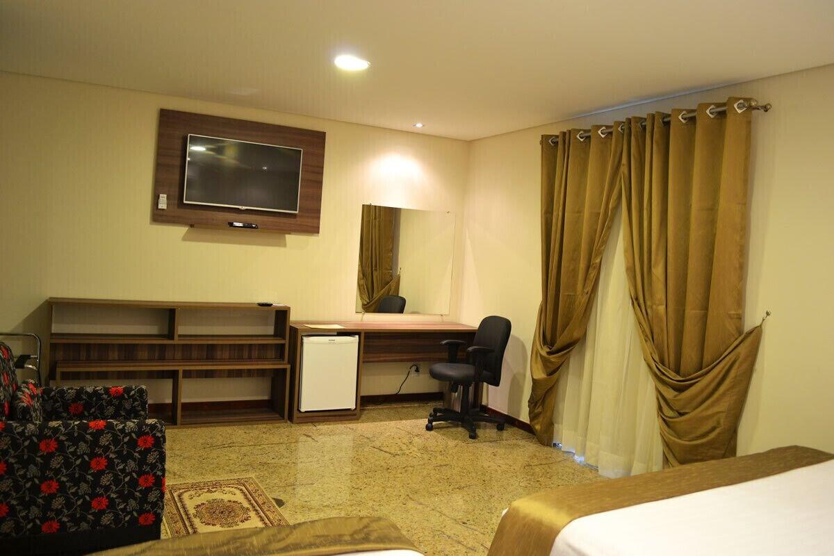 Colonial Plaza Hotel Pindamonhangaba Bagian luar foto
